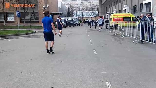 Хоккеисты «Магнитки» играют в футбол перед матчем