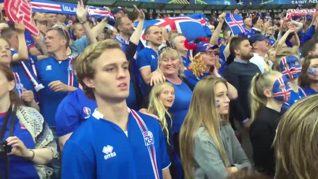 Президент Исландии говорит по-русски и поёт с фанатами