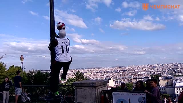 Крутой футбольный фристайлер в Париже на Евро-2016