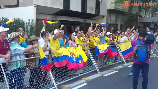 Колумбийские болельщики яростно поддерживают своих пятерых велог