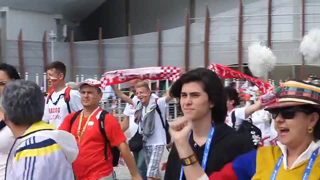 Проход польских болельщиков по олимпийскому парку