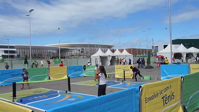 Юные болельщики играют в теннис в олимпийском парке