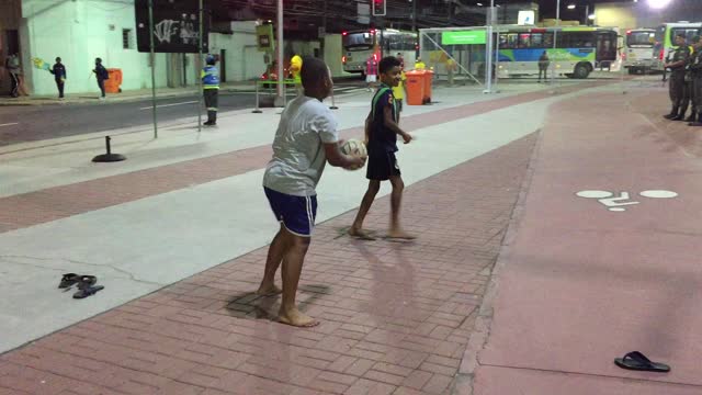 У Олимпийского стадиона босые дети играют в футбол