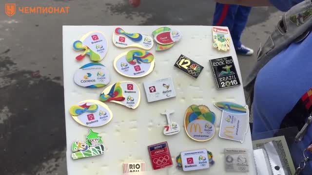 Коллекционер Ирина Дзидзигури показывает значки Олимпиады-2016