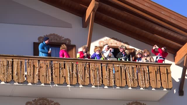 Норвежские болельщики на балконе гостиницы с утра поют песни
