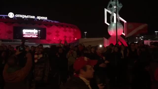 Болельщики «Спартака» празднуют и скандируют «Мы чемпионы!»