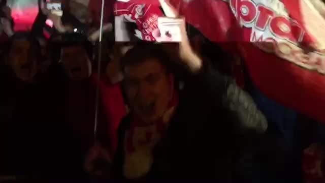 Фанаты поют «Спартак Москва, моя любовь!»