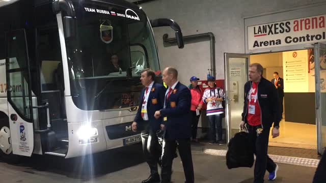 Отъезд сборной России с арены после победы над Германией