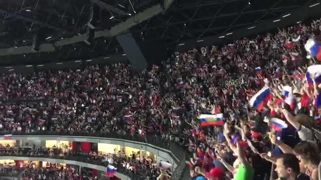 Российские болельщики празднуют гол Никиты Гусева