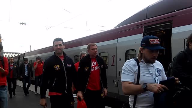 Сборная России прибыла на вокзал в Париж