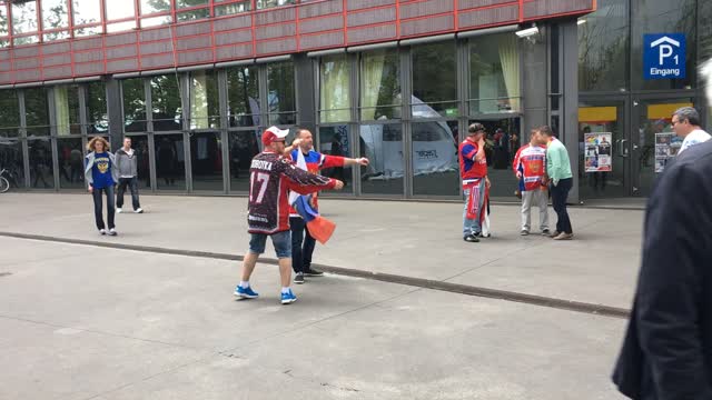 Танцы российских болельщиков накануне матча с Канадой на ЧМ-2017