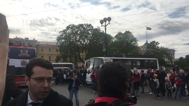 Автобусы СКА прибыли на Дворцовую площадь