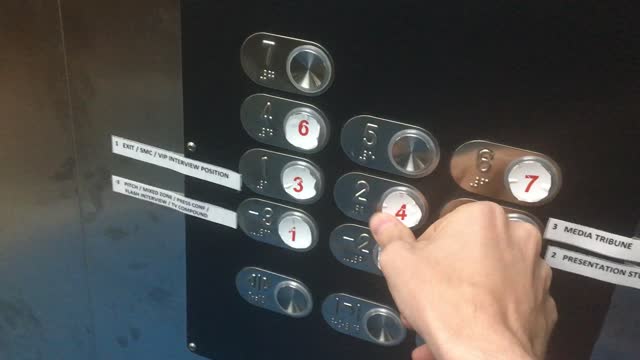 Неисправный лифт на стадионе
