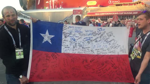 Российские болельщики с подарком от чилийцев