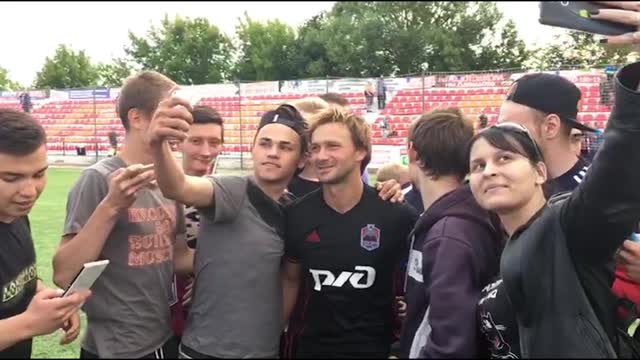 Фанаты с Сычёвым после его первого матча за «Локомотив-Казанку»
