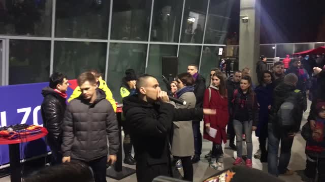 Битбоксер развлекает болельщиков на матче ЦСКА — «Базель»