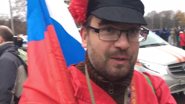 Фанат Месси в русском костюме назвал Роналду девочкой