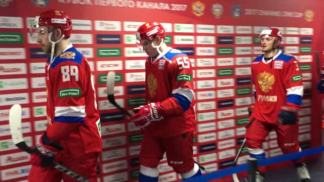Игроков сборной России поздравляют с победой над Швецией