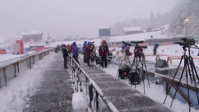 Женская тренировка в Ле Гран Борнане прошла под снегопадом
