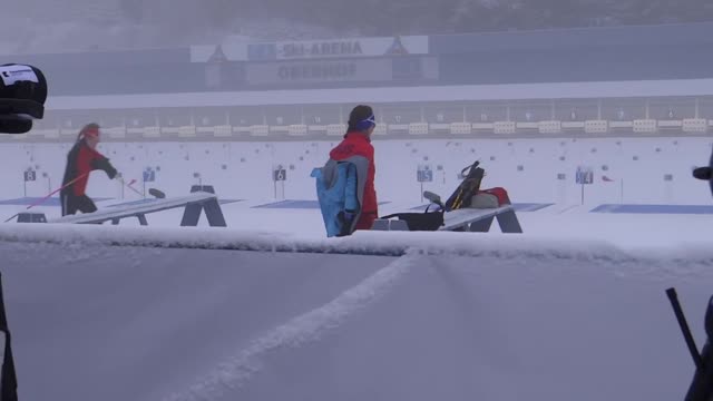 Стадион в Оберхофе засыпало снегом на пристрелке