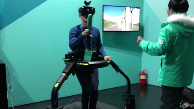 Хоккей с голограммой и пробежка с VR очках