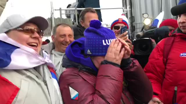 Елена Вяльбе плачет после финиша мужской лыжной эстафеты