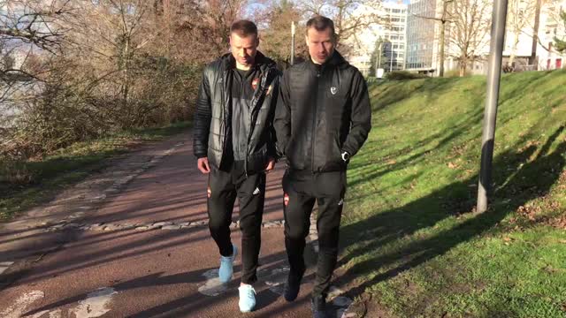 Футболисты и тренеры ЦСКА прогуливаются по набережной у отеля