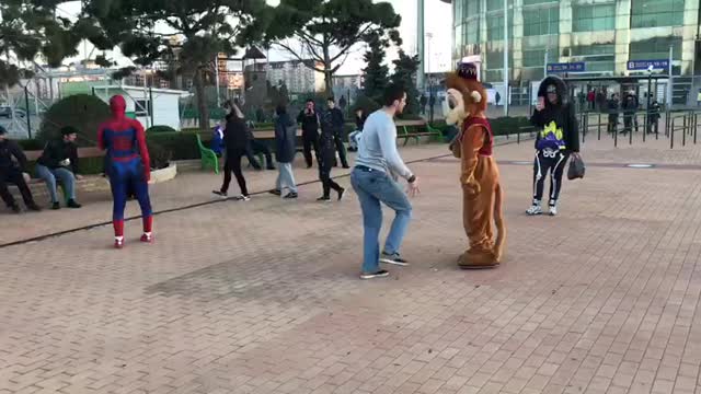 Обезьяна Абу, Cпайдермен и болельщики «Анжи» танцуют лезгинку