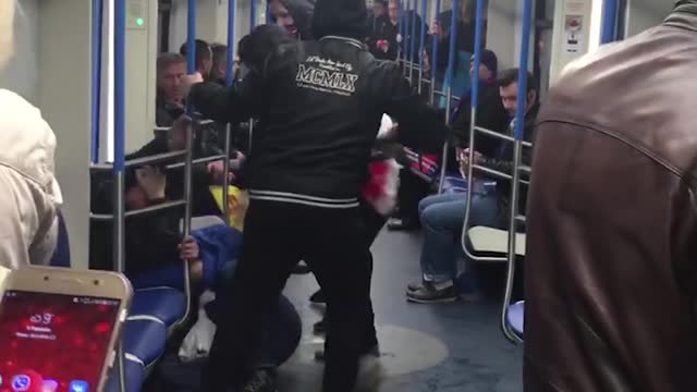 Болельщики ЦСКА избивают спартаковцев в метро