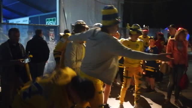Игроки сборной Швеции вышли в форме на улицу и празднуют победу
