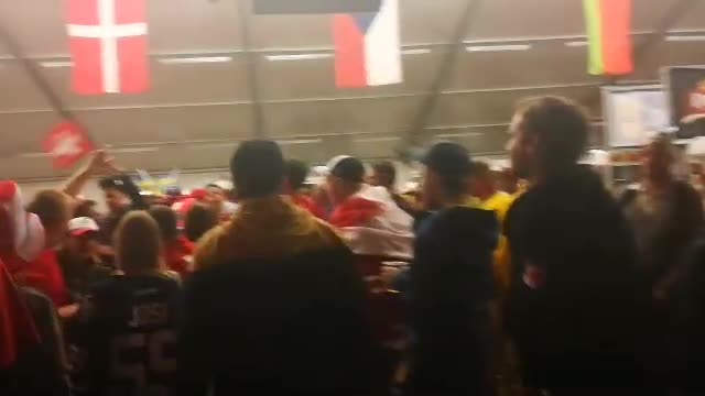 Болельщики сборной Швейцарии поют песни после финала ЧМ