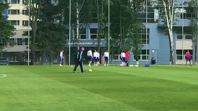 Станислав Черчесов перебрасывает мяч через себя