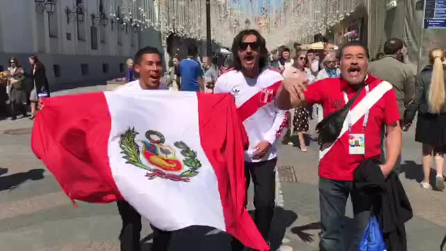 Фанаты сборной Перу поддерживают команду песней