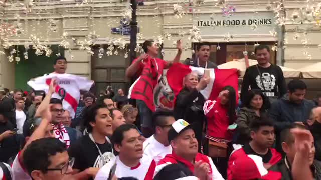 Перуанцы с копией Кубка мира