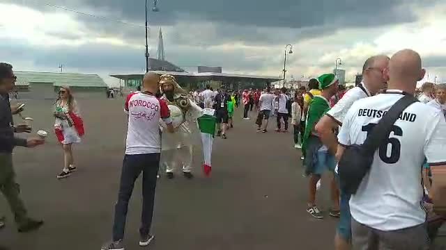 Колоритный фанат Ирана перед игрой с Марокко