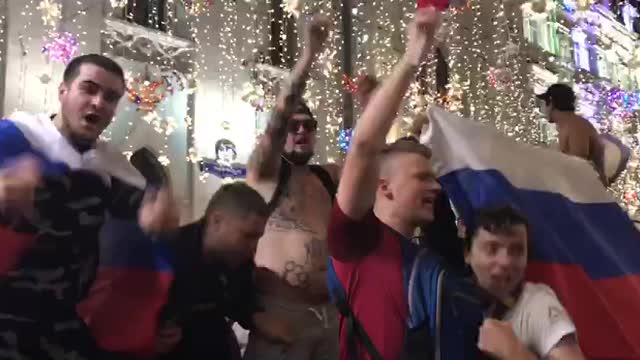 Фанаты сборной России поют «Катюшу» после победы