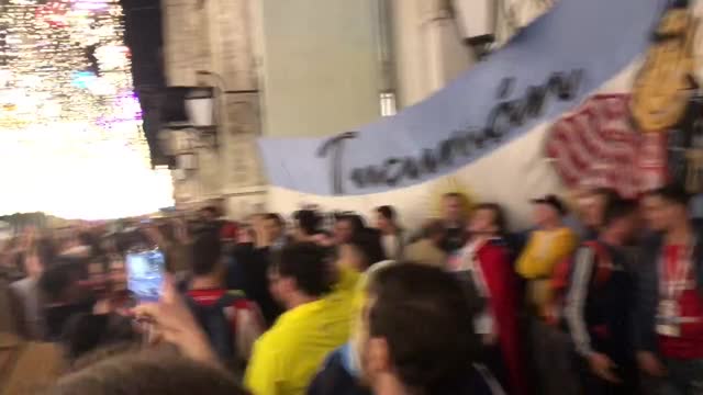 Аргентинские болельщики развесили флаги в центре Москвы
