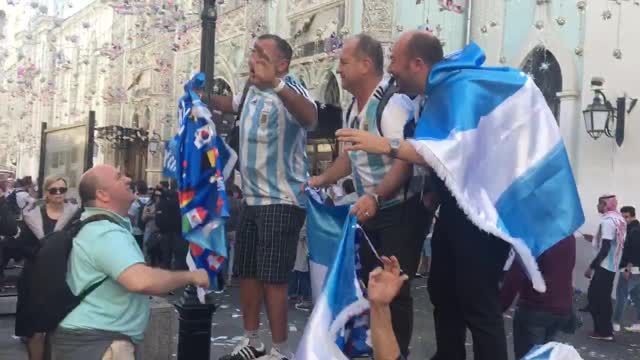 Фанаты сборной Аргентины зажигают в Москве