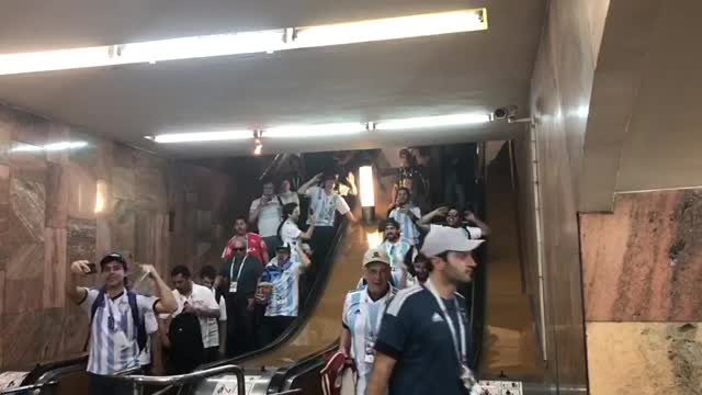 Фанаты сборной Аргентины поют в метро