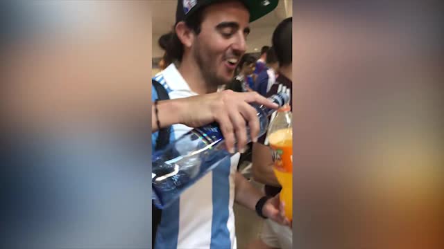 Аргентинец наливает алкоголь в газировку