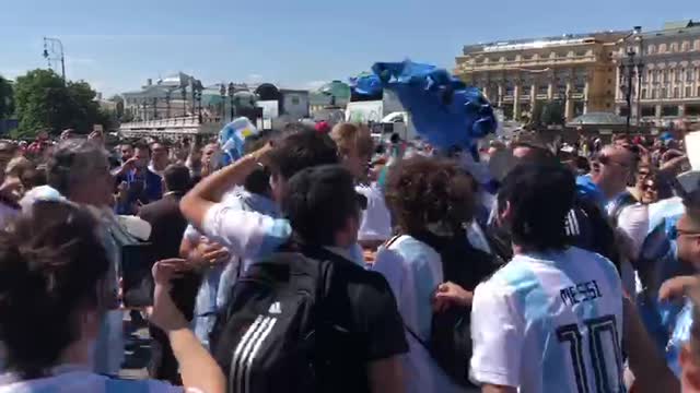 Аргентинцы прыгают с флагом
