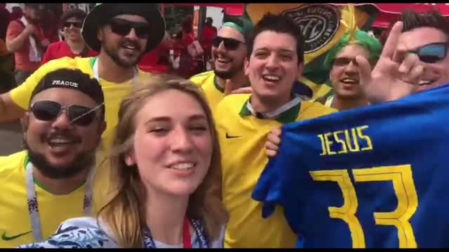 Болельщики сборной Бразилии поют и веселятся