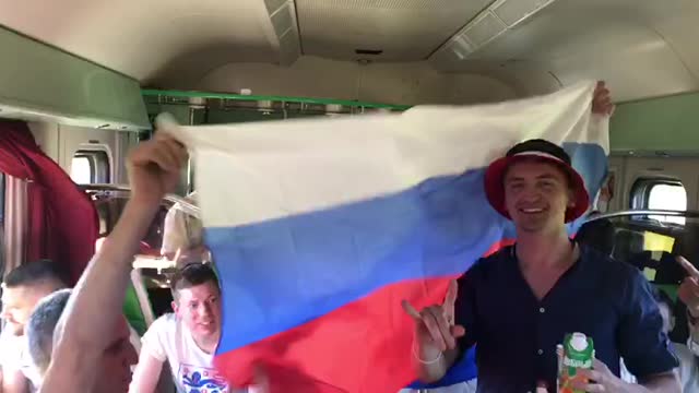 Британские болельщики с флагом России