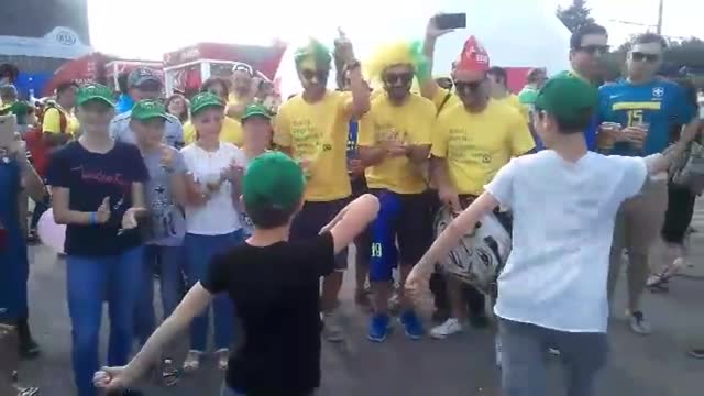 Дети из ансамбля Зори Майкопа станцевали для бразильских фанатов