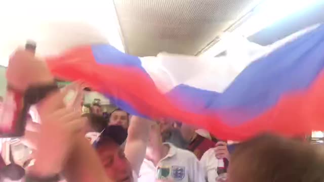 Российские болельщики поют «Катюшу» в поезде до Волгограда
