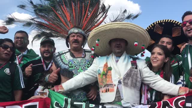 Мексиканские болельщики поют