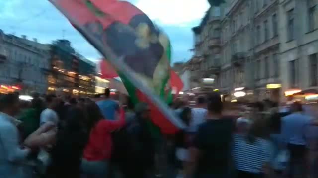 Марокканцы жгут в Питере и братаются с россиянами