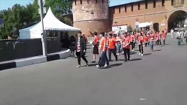 Корейцы спокойно и организованно гуляют по нижегородскому кремлю