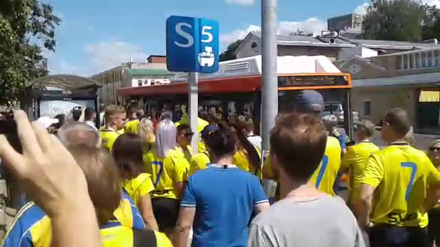 Болельщики в Нижнем Новгороде берут автобус штурмом