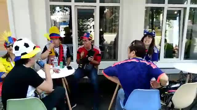 Колумбийцы и японцы развлекаются вместе